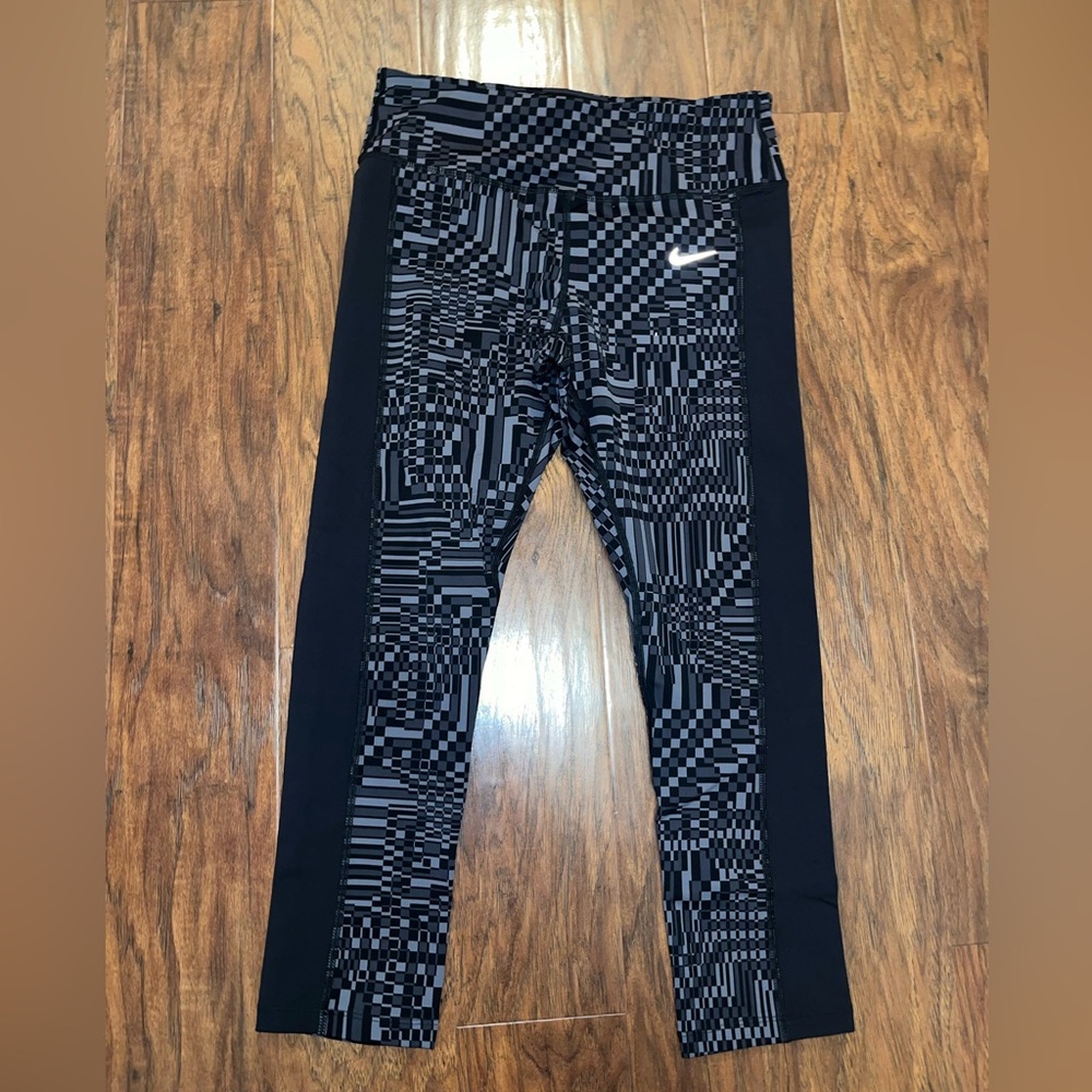 EUC Nike Running Dri-Fit Women’s Cropped Leggings - Black/Gray - Sz Medium